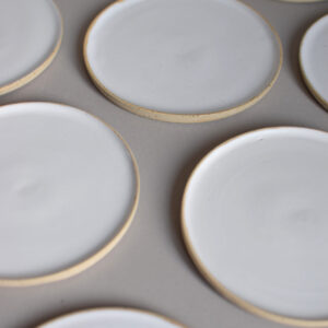 zes witte gebaksbordjes