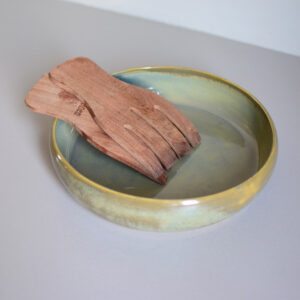 Hand gedraaide schaal met salade vorken